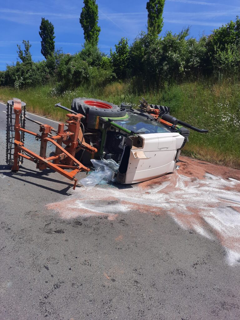 19/2023 Person unter Traktor